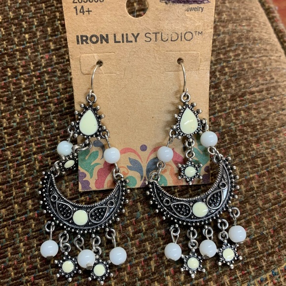 3/$25 Dangled earrings - Picture 1 of 4